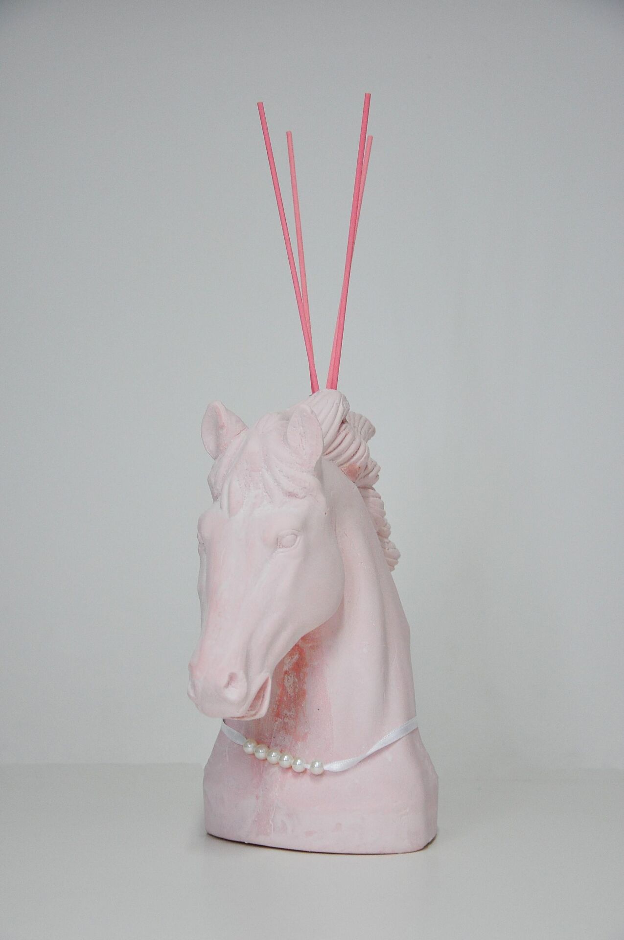 İnci Kolyeli Pembe At İris Pudra Oda Kokusu