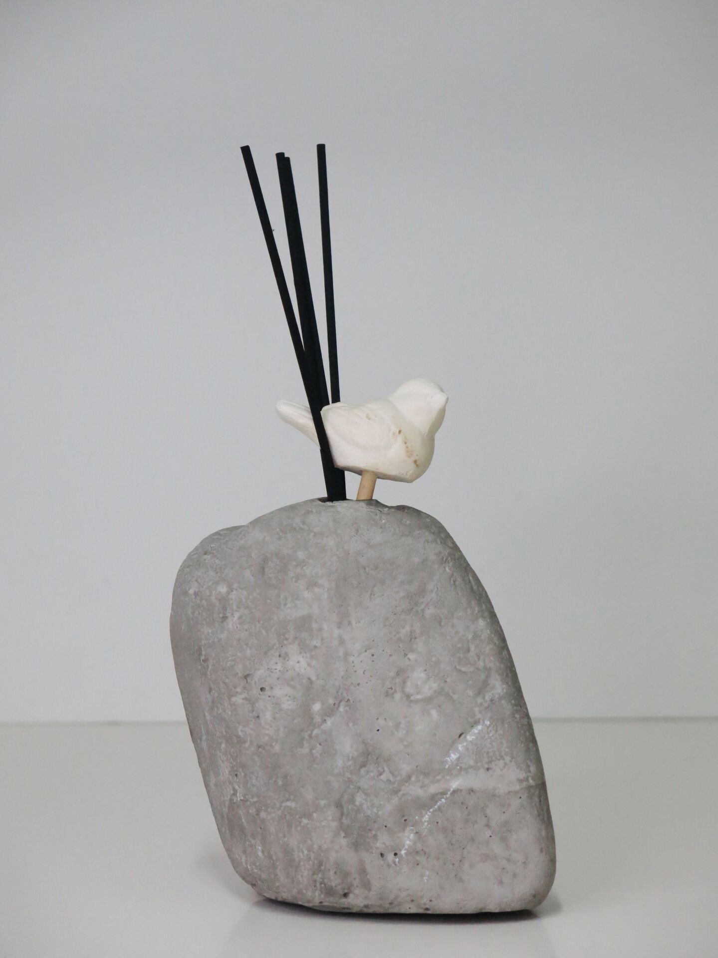 Taştan Gri Oval Kaya Kuş Taşlı Black Vanilya Oda Kokusu