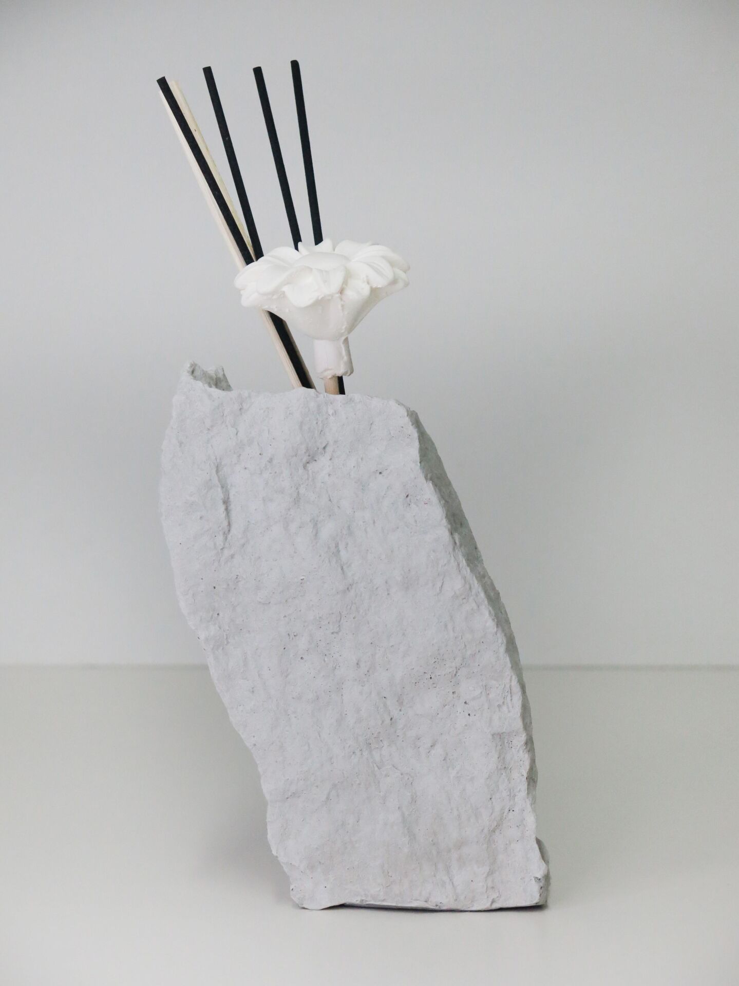 Taştan Açık Gri Doğal Kaya Çiçek Taşlı Yasemin Sandal Oda Kokusu