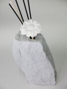 Taştan Açık Gri Doğal Kaya Çiçek Taşlı Yasemin Sandal Oda Kokusu