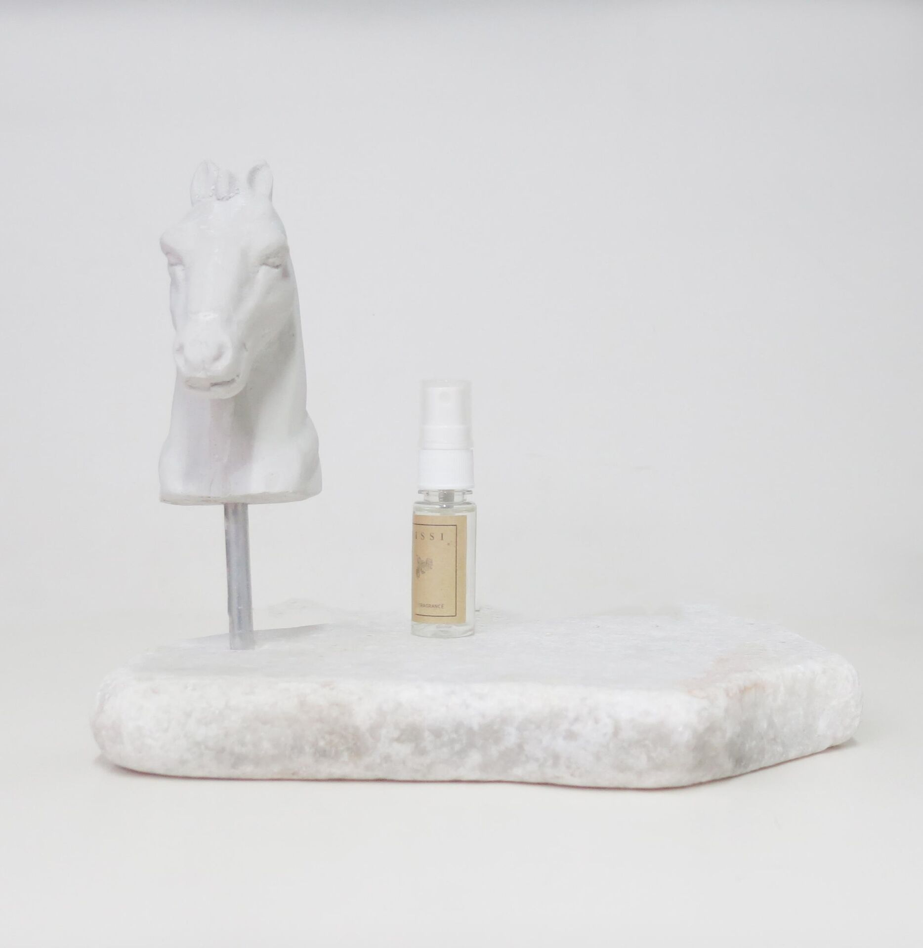 Black Vanilya Kokulu At Objeli Naturel Ekru Mermer Kaide