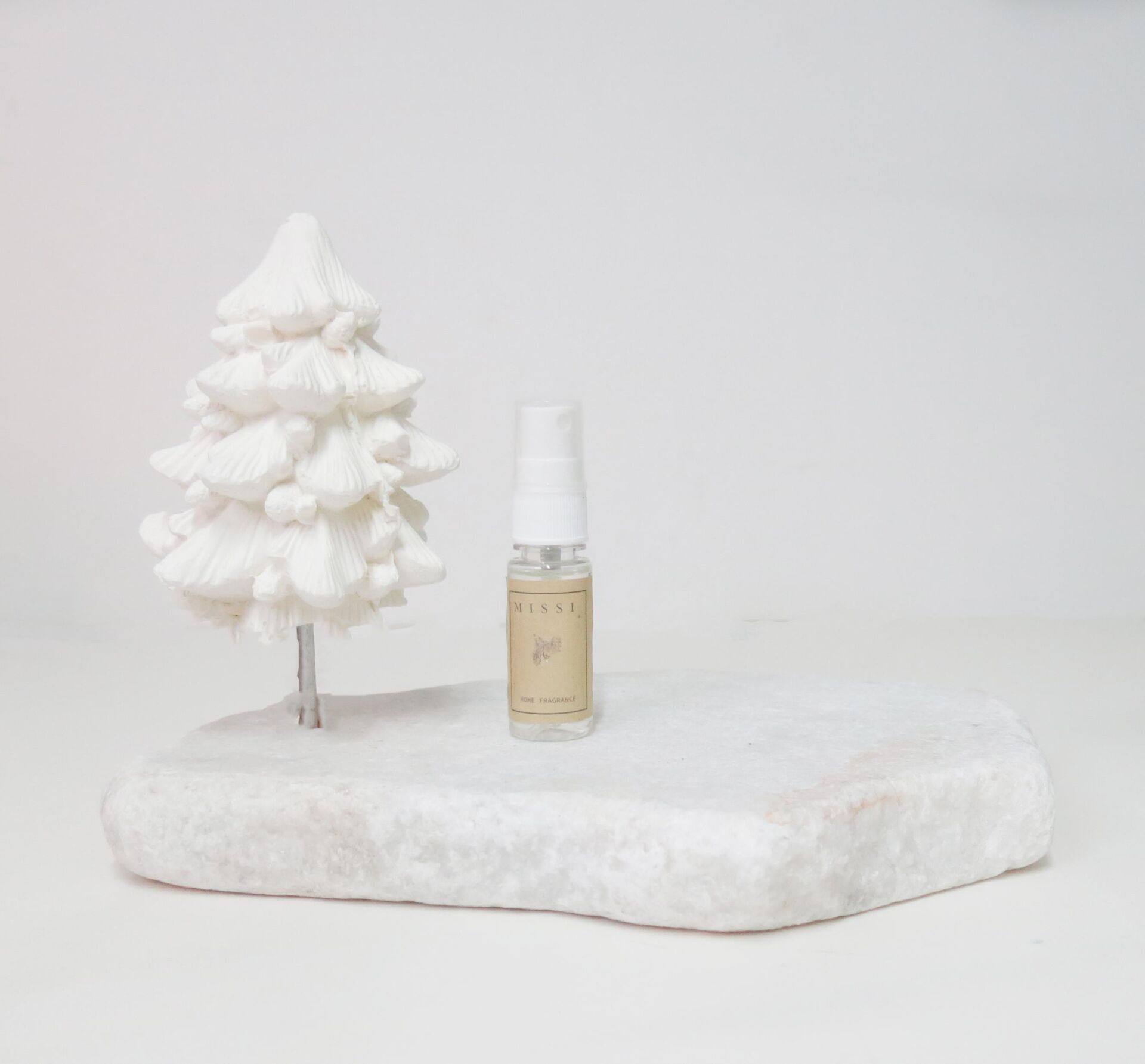 Spice Orange Kokulu Çam Ağacı Objeli Naturel Ekru Mermer Kaide