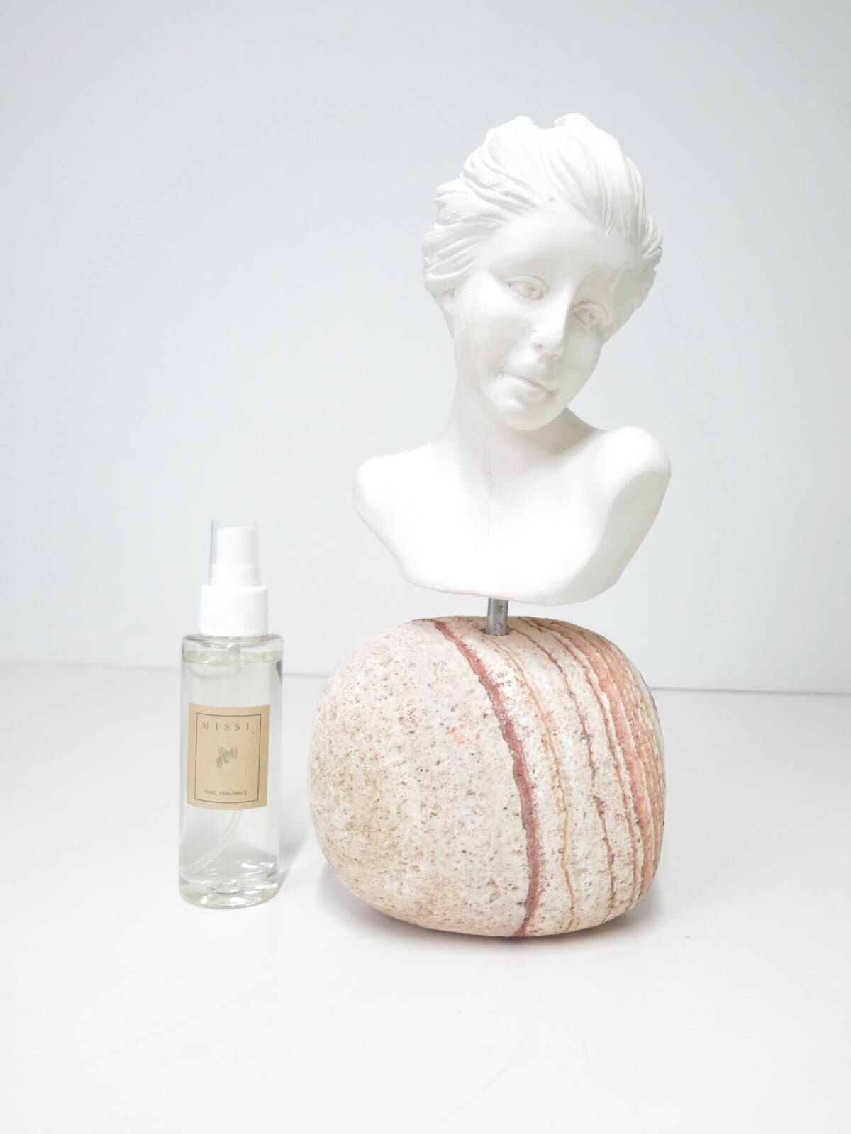 Yasemin Sandal Kokulu Taş Kaideli Dekoratif Woman Büst Heykel