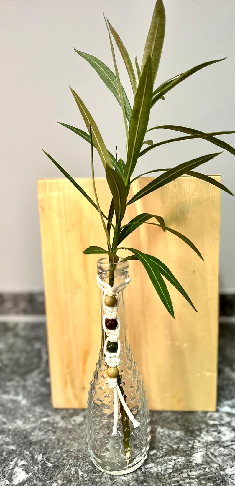 Kabartmalı İnce Cam Vazo (26 cm)