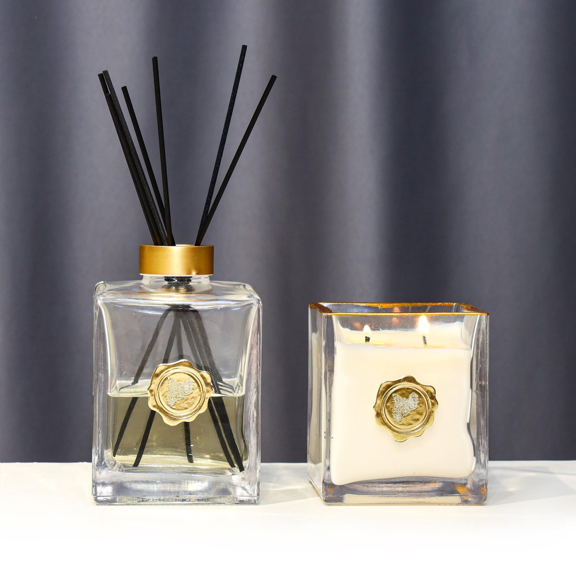 Gold Dekorlu 500 ml Vanilya Sandal Oda Kokusu ve Vegan Kokulu Mum Seti